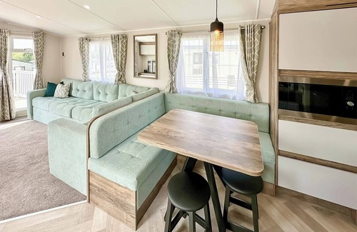 Cross Inn Maison | Elite 3 Bed with Decking
