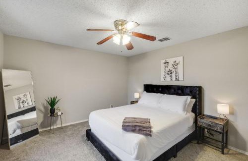 South Arlington Maison | Elite 5BR 3,5BA Holiday Home with Game Room, Hot Tub, & Sauna
