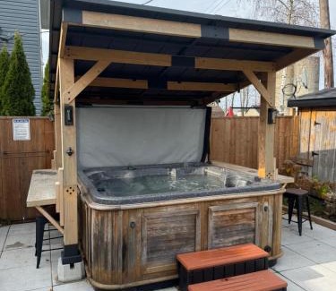 Hamilton Maison | Elite Upper Deck Suites l Lake front with hot tub