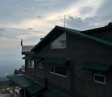 Kasauli Villa | ELIVAAS Ivory Ridge 9 BHK Cliffside Villa with Picturesque View