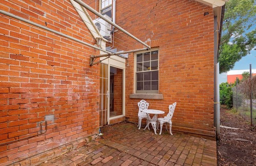Grafton Villa | "Eliza" Duplex victorien en brique rouge construit en 1845