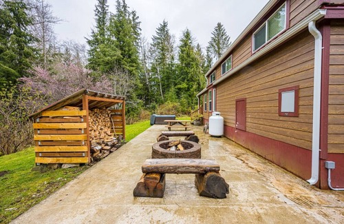 Forks Maison | ElkCreekInn: creekside tiny home