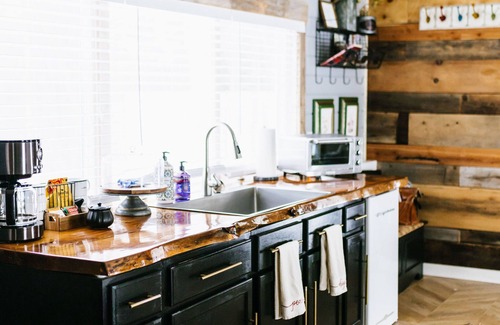 Wolverine Cabine | Elkhorn Log Cabin:Secluded Setting:Prime Location