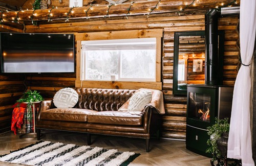 Wolverine Cabine | Elkhorn Log Cabin:Secluded Setting:Prime Location