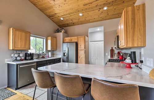 Payson Cabine | 'Elkwood Lodge' Cabin w/ Hot Tub in Star Valley!