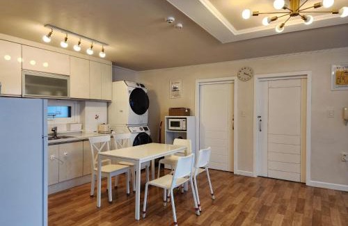 Sinjeong-dong Appartement | Ellastay Seoul Wide House Subway Station Area Family Travel Recommendation