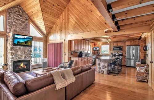 Farmersville Station Cabine | Ellicottville Cabin w/hot tub, stocked pond & 150+ acres of land to explore!