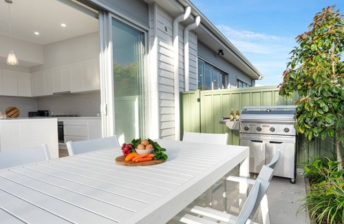Callala Beach Maison | Elliniko - Pet friendly with fireplace