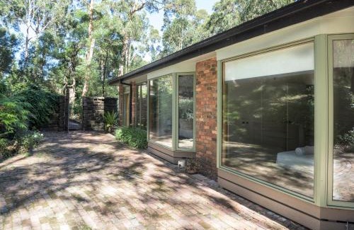 Upwey Villa | Elliott Lodge - Getaway for the whole family/pets