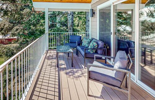 East Hope Maison | Ellisport Bay House (Main Home & Studio)