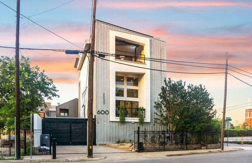 Old East Dallas Maison | Ellum House · Modern Oasis in Deep Ellum–Spacious Home Sleeps 14