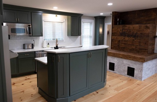 Danville Maison | Elm Farm: 1800's Farmhouse with Modern Amenities