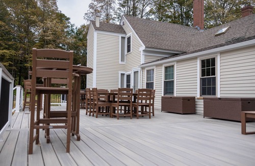 Danville Maison | Elm Farm: 1800's Farmhouse with Modern Amenities