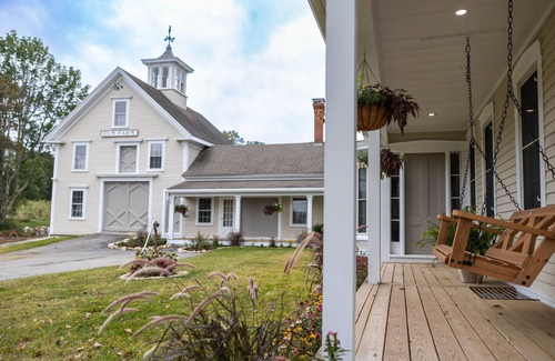 Danville Maison | Elm Farm: 1800's Farmhouse with Modern Amenities