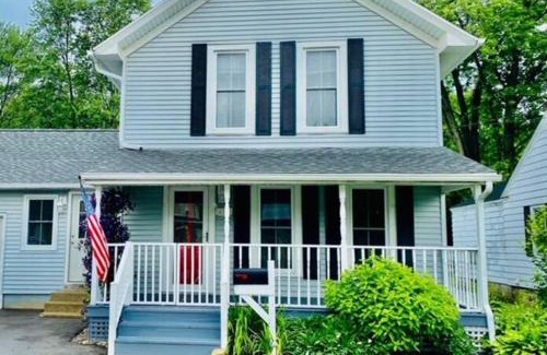 Three Oaks Maison | Elm St Retreat - 3 Min walk to Downtown Three Oaks