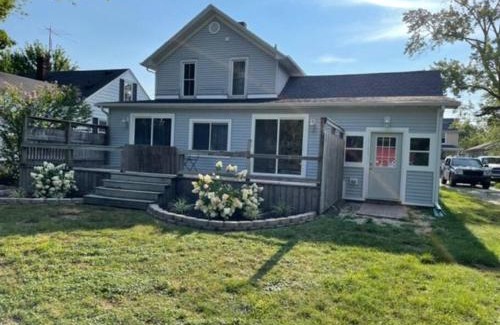 Three Oaks Maison | Elm St Retreat - 3 Min walk to Downtown Three Oaks