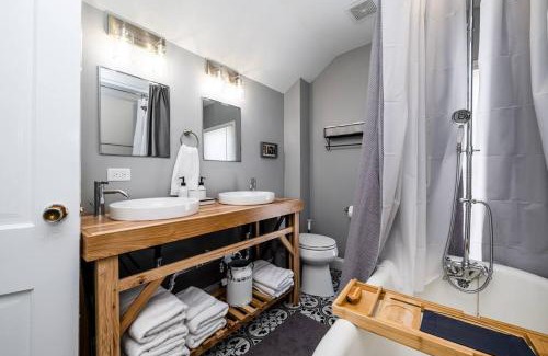 Three Oaks Maison | Elm St Retreat - 3 Min walk to Downtown Three Oaks