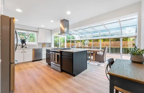 Elmhurst Maison | Elmhurst 3BR House with Modern Farmhouse Charm
