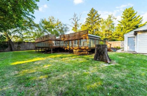 Elmhurst Maison | Elmhurst 3BR House with Modern Farmhouse Charm