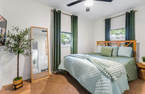 Elmhurst Maison | Elmhurst 3BR House with Modern Farmhouse Charm