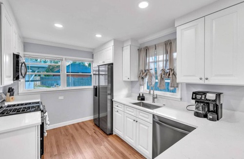 Elmhurst Appartement | Elmhurst Gem – Ideal Mid-Term Rental, Top Location