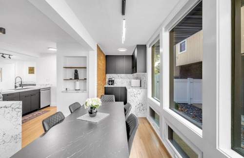 Elmhurst Appartement | Elmhurst Luxury 4BR w/Pool, Fenced Yard, Downtown