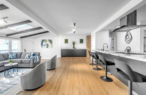 Elmhurst Appartement | Elmhurst Luxury 4BR w/Pool, Fenced Yard, Downtown