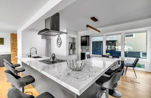Elmhurst Appartement | Elmhurst Luxury 4BR w/Pool, Fenced Yard, Downtown