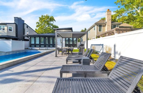 Elmhurst Appartement | Elmhurst Luxury 4BR w/Pool, Fenced Yard, Downtown