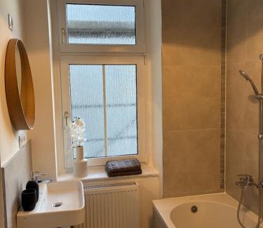 Gera Appartement | Elster 2, 1 OG, Neues Apartment mit 4 Schlafzimmern und Balkon, separates WC, im Zentrum von Gera