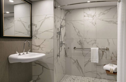 Pointe Claire Hôtel | Embassy Suites by Hilton Montreal Airport