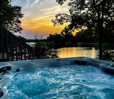Bowling Green Maison | Embrace Nature in this Lakefront Cottage with Fire Pit in Charlotte, North Carolina
