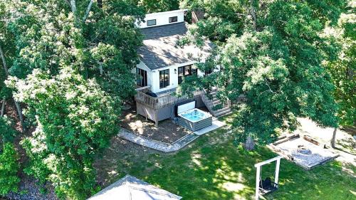Bowling Green Maison | Embrace Nature in this Lakefront Cottage with Fire Pit in Charlotte, North Carolina