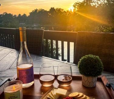 Bowling Green Maison | Embrace Nature in this Lakefront Cottage with Fire Pit in Charlotte, North Carolina