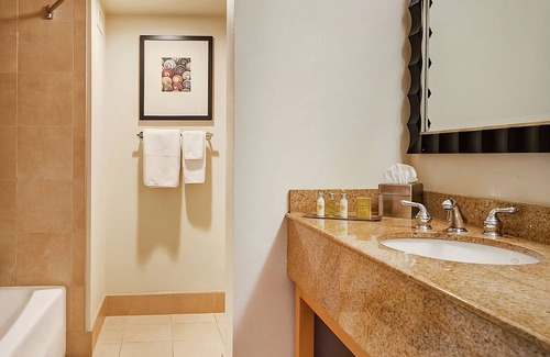 Berkeley Hôtel | Embrace Nature's Embrace! 4 Contemporary Units, Near César Chávez Park, w/ Pool!