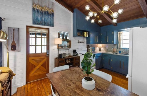 Shreveport Cabine | Emerald Cove Cabin on Emerald Isle -Lake front with Kayaks! Emerald Isle Cabins, Shreveport, La.