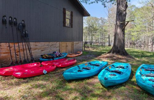 Shreveport Maison | Emerald Point Cabin - Lake Front With Kayaks