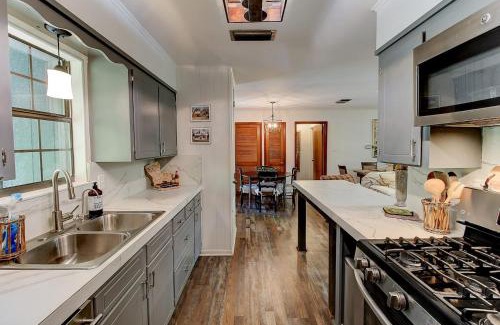 Shreveport Maison | Emerald Point Cabin - Lake Front With Kayaks