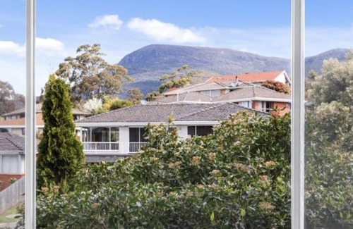 Lenah Valley Appartement | Emily’s Place - GREAT VIEWS, HUGE UNIT with MINTY KITCHEN