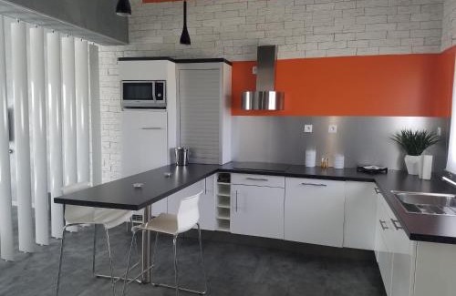 Chasseneuil-du-Poitou Maison | EMLAVIE - Maison familiale et Loft SPA - à 3km Futuroscope