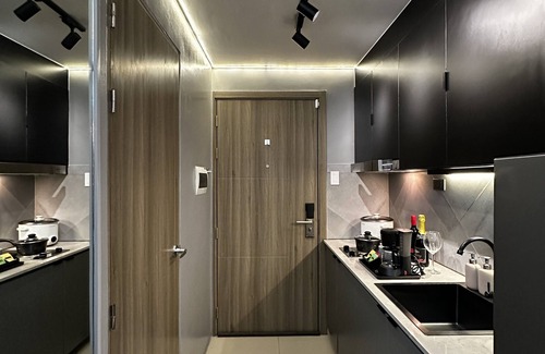 Highway Hills Copropriété | EmmaSleep, DysonFan, Netflix, Disney+, PS4™ - 1BR w/ Balcony - City & Pool View