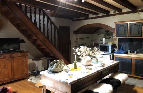 Vezels-Roussy Appartement | En pleine nature cantalienne et au calme village , Maison confortable et spacieuse pour 9 pers