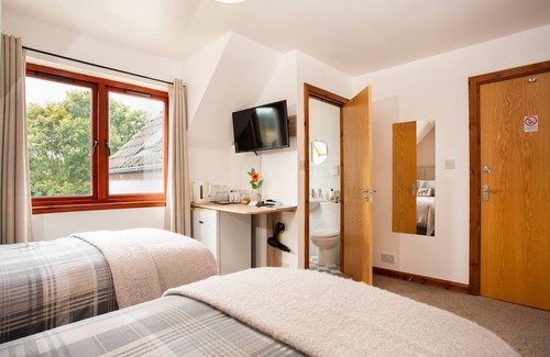 Alness Lit Et Petit-Déjeuner | En-suite bedroom with the option of a Super-King or Twin bed.