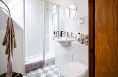 Alness Lit Et Petit-Déjeuner | En-suite bedroom with the option of a Super-King or Twin bed.
