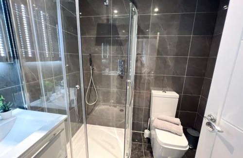 Barnhill Maison | En-suites with Free Parking 30min to Central London