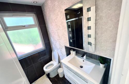 Barnhill Maison | En-suites with Free Parking 30min to Central London