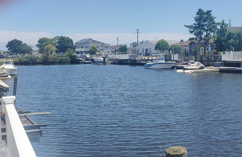 Mystic Island Maison | Enchanting Mystic Island Beach Home on picturesque lagoon near Jersey Shore.
