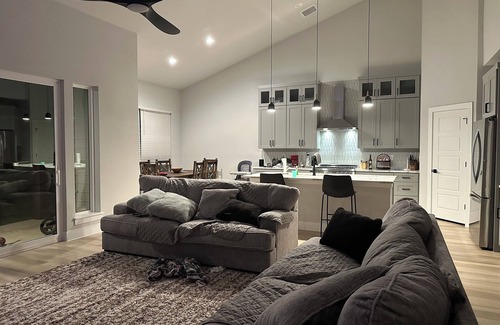 Liberty Hill Maison | Enchanted 4 bedroom house with high ceilings, natural light & WiFi