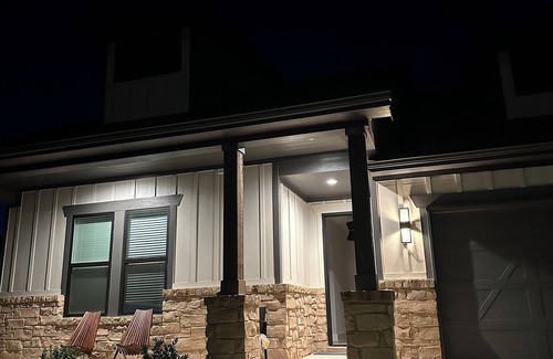 Liberty Hill Maison | Enchanted 4 bedroom house with high ceilings, natural light & WiFi