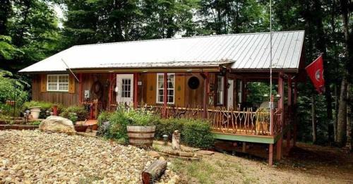 Newport Maison | Enchanted Cottage - 1 Bedrooms, 1 Baths, Sleeps 2 cabin